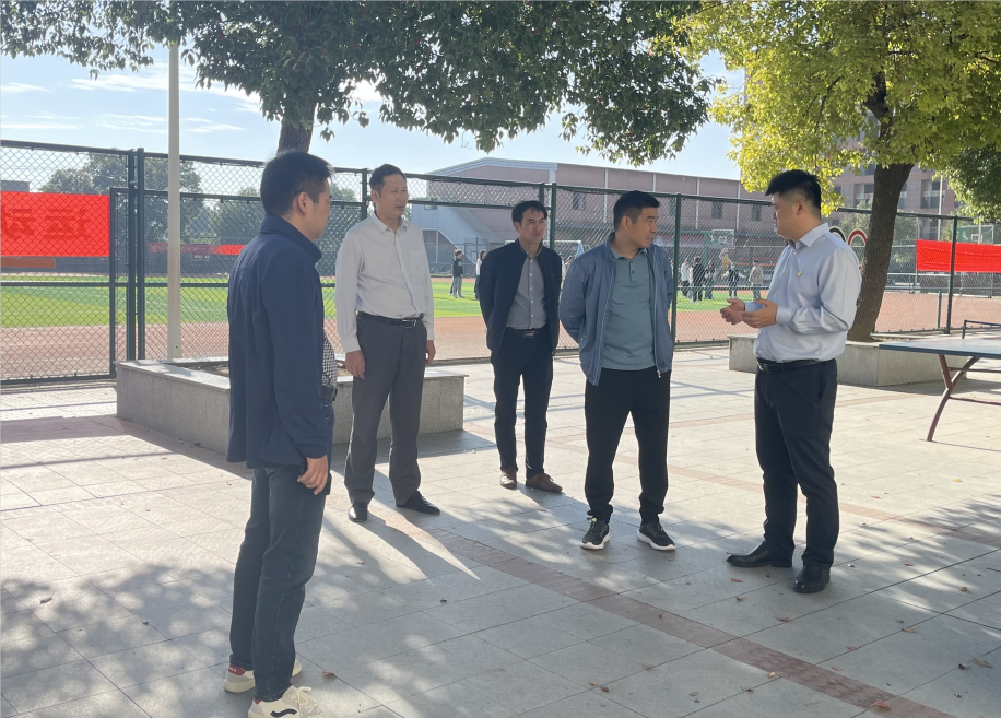 新站区三十头社区党委书记赵华东到我校调研工作