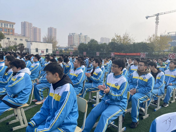 不坠凌云志 少年须尽为——合肥卓越中学举行高二年级减压赋能大会