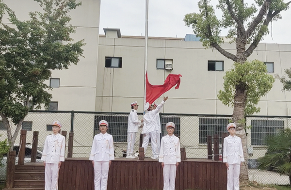 合肥卓越中学新学期第一次升旗仪式